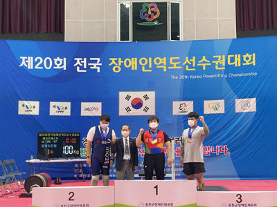 남자 -88㎏급 금메달 3개를 획득한 최진근 선수(오른쪽 두 번째). / 경남장애인체육회