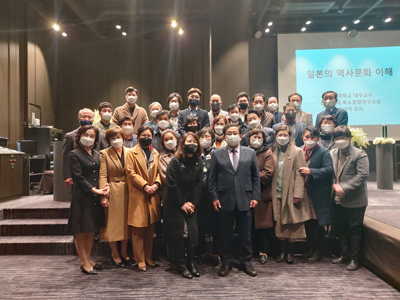 호사카 유지 세종대학교 교수가 제3기 경남매일 CEO아카데미 원우들과 강연 후 단체 기념사진을 찍고 있다.