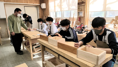 양덕중학교 학생들이 목공교실에서 원목을 이용해 생활소품을 만들고 있다.