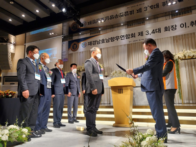박종훈 교육감 감사패을 전수받고 있는 박호근 김해연합회 회장.