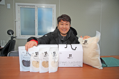 양승창 산청청보리한우영농조합법인 `쿡팜` 대표가 `쿡팜` 대표 제품을 소개하며 웃고 있다.