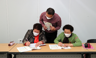 성인 문해교육 초등학력인증교실 청춘배움학교 운영 모습.