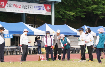 2022 BNK경남은행장기 노인게이트볼 대회에 참가한 남녀 참가팀들이 예선 링크전을 치르고 있다.