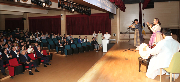 ﻿경남교육청은 지난 6일 본청 공감홀에서 공연 형식의 청렴 교육을 했다.
