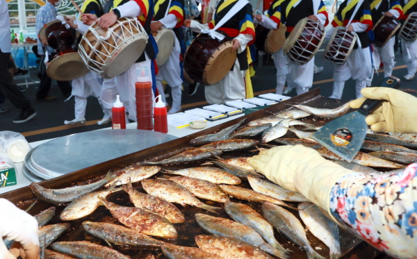 ﻿제20회 사천시 삼천포항 자연산 전어축제가 다음 달 10～13일 열린다.