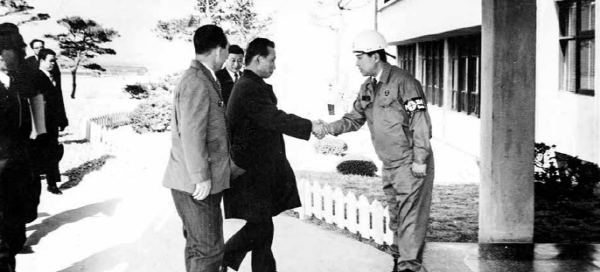 ﻿1973년 3월 19일 건설현장을 방문한 박정희 대통령과 박종태 소장. / 포스코