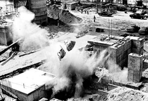 ﻿1977년 8월 2일 발전송풍설비 불량을 확인하고 콘크리트 구조물을 폭파하는 모습. / 포스코