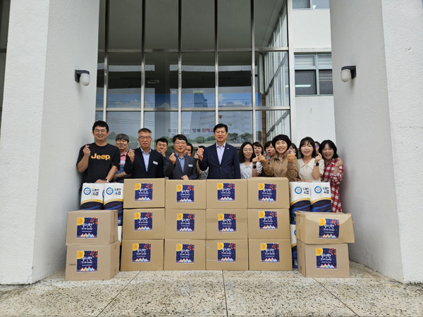 ﻿안태환 김해교육장은 지난 21일 교육지원청 직원들과 사회복지시설에 위문품을 전달했다.