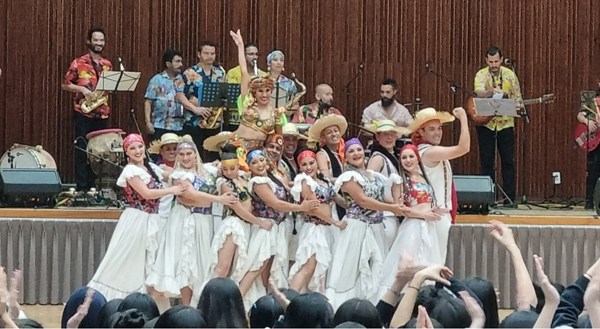 ﻿지난 12일 진해여고 강당에서 열린 해외무용단 초청공연에서 코스타리카 공연단이 전통춤을 추고 있다.