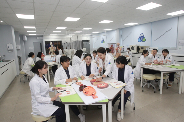 ﻿김해한일여고 보건간호과 학생들이 최신 의료 기자재를 갖춘 간호실습실에서 실습을 하고 있다.