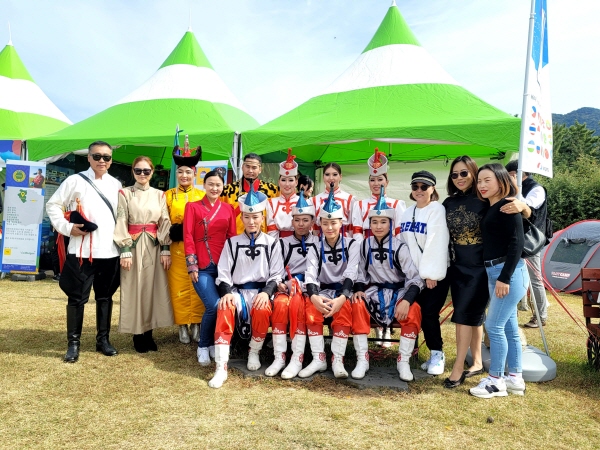﻿'제18회 문화다양성 축제 MAMF'가 지난 20~22일 개최됐다. 사진은 몽골 관계자들이 전통의상을 입고 기념사진을 찍은 모습.