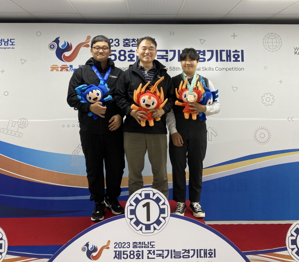 ﻿전국기능경기대회에서 은메달을 딴 문대철(왼쪽)학생과 동메달을 딴 정민찬(오른쪽) 학생.