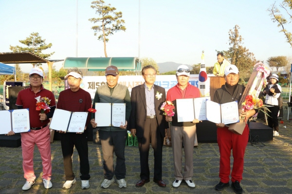 ﻿지난 23일 한림술뫼파크골프장에서 열린 김해시장배 대회에서 유인석 협회장과 대회 수상자들이 기념사진을 찍고 있다. (남자부)