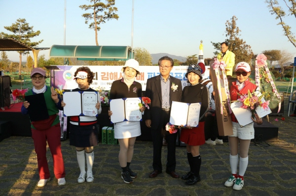 ﻿지난 23일 한림술뫼파크골프장에서 열린 김해시장배 대회에서 유인석 협회장과 대회 수상자들이 기념사진을 찍고 있다. (여자부)