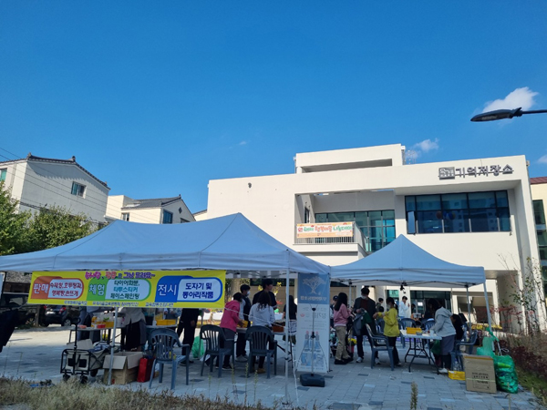 ﻿김해교육지원청은 지난 28 29일 김해 무계행복마을학교에서 무계행복마을학교 나눔의 날을 열었다.
