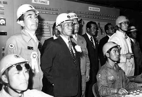 ﻿지난 1973년 7월 3일 포항제철 준공식에 참석한 박정희 대통령과 박태준 회장(왼쪽 선 사람).