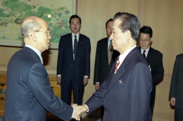 ﻿지난 1998년 3월 3일 박태준 자민련 총재(좌)가 조각 인선을 위해 김대중 대통령(우)를 만나 회동하고 있다.  / e영상역사관