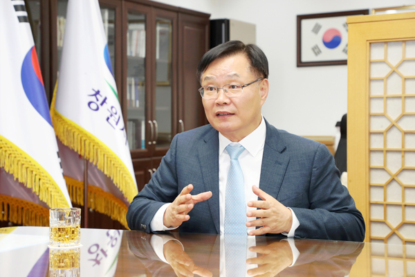﻿홍남표 창원시장이 '2023년 5대 시정 전략'과 내년도 계획에 대해 말하고 있다.