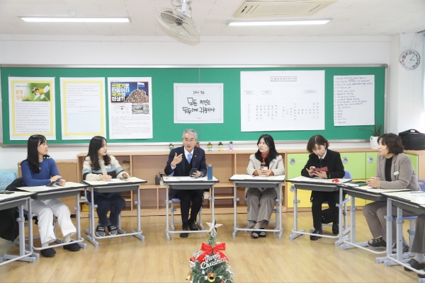 ﻿박종훈 교육감이 12일 김해 구봉초등학교를 방문해 교사들과 '우리가 꿈꾸는 학교'를 주제로 소통하고 있다.