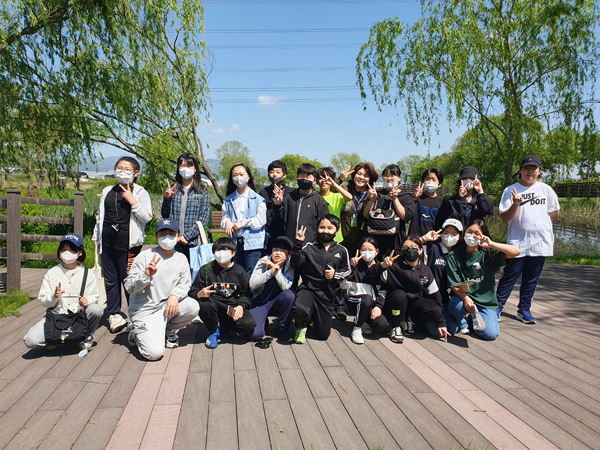 ﻿칠서징검다리 동아리 학생들이 함안 생태습지를 탐방하고 기념사진을 찍었다.