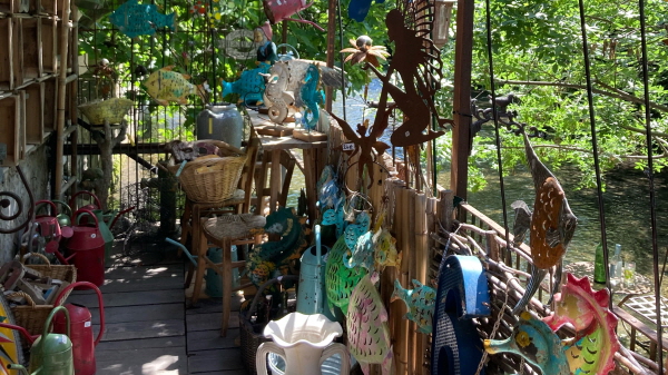 ﻿아기자기한 골동품 장식 물가 정원.