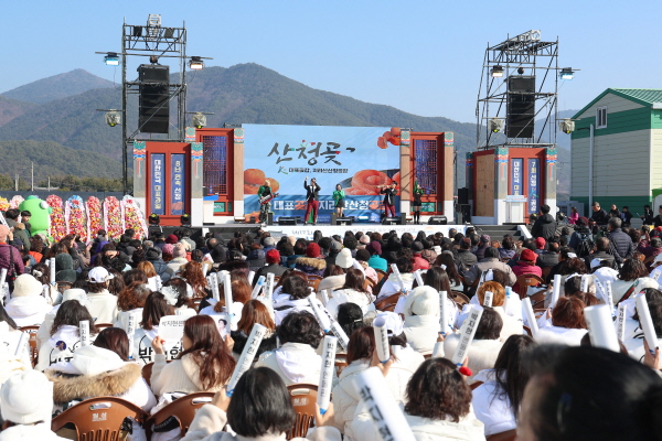 ﻿지리산산청곶감축제 축제장에서 축하공연이 진행되고 있다.