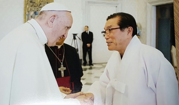 ﻿2019년 교황을 예방하는 김영근 유림방송회장