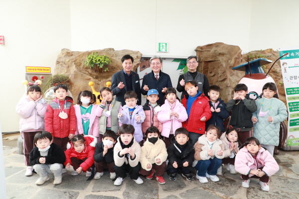 ﻿오태완 의령군수가 의령 곤충생태학습관을 방문한 어린이들과 기념 사진을 찍고 있다.