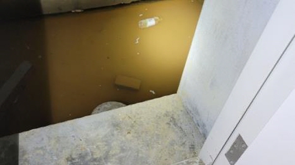 ﻿대량 하자가 발생된 진주의 한 단지형 연립주택 창고에 물이 고인 모습.  연합뉴스
