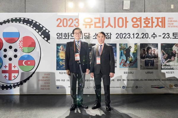 ﻿지난해 열린 2023 유라시아 영화제에 참석한 아얀 카샤바예프(오른쪽) 주부산카자흐스탄 총영사.