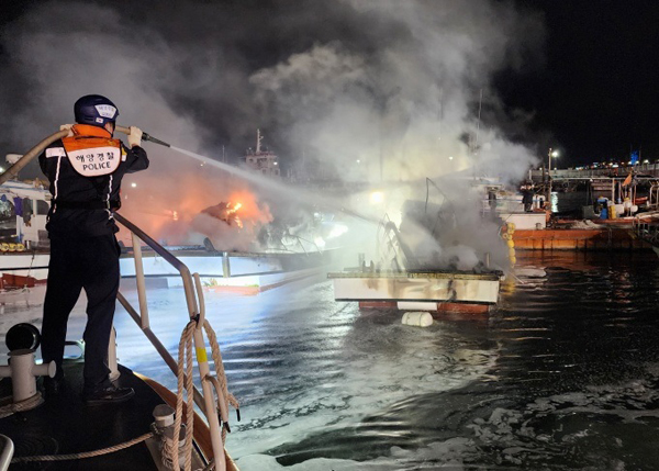 ﻿사천해경과 119소방대원이 지난 24일 사천 삼천포항에서 발생한 선박 화재를 진압하고 있다.  / 사천해경