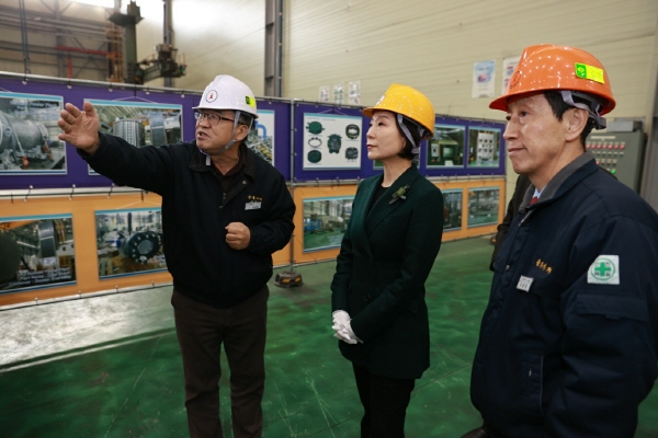 ﻿오영주(가운데) 중소벤처기업부 장관이 28일 창원 소재 원전 중소기업 ㈜삼홍기계를 방문해 현장을 둘러보고 있다.