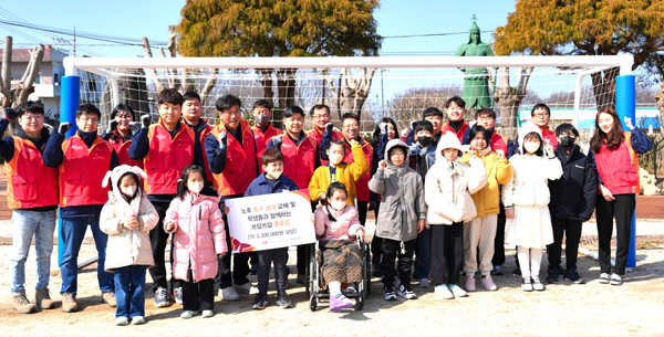 ﻿SK오션플랜트 띠앗봉사단이 고성 동해초등학교 축구골대 전달식을 갖고 학생들과 기념사진을 찍고 있다.