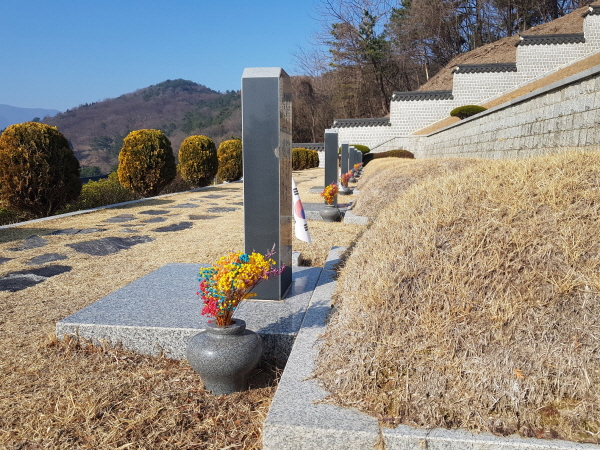 ﻿국립 3·15민주묘지 묘역에 헌화된 보존처리 생화.  / 국가보훈부