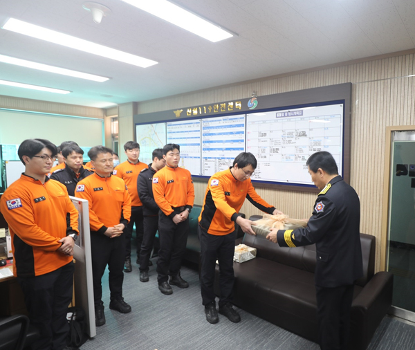 ﻿창원 성산소방서는 13일 순직 소방공무원(고(故) 정호근 소방준감) 유가족에게 위문품을 전달하고자 신월119안전센터를 방문했다.