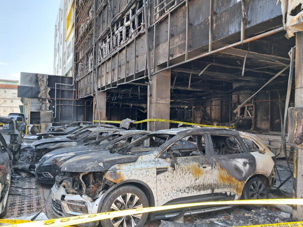 ﻿지난 18일 오후 발생한 통영 제석초등학교 화재에 불에 탄 차량과 건물 외벽 모습.