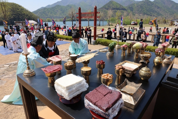 ﻿다음 달 7일 양산시 원동면 낙동강변 가야진사 일원에서 가야진용신제 봉행 및 한마당 축제를 개최한다.