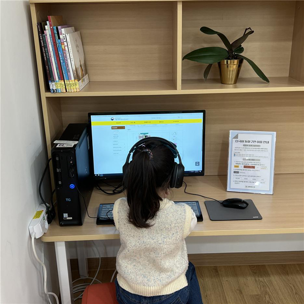 ﻿한 어린이가 진영한빛도서관에서 9개국 언어 동화구연 서비스를 시청하고 있다.