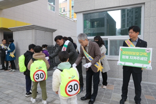 ﻿박종훈 교육감이 27일  거제용산초등학교에서  새 학기 교통안전 캠페인을 하고 있다.