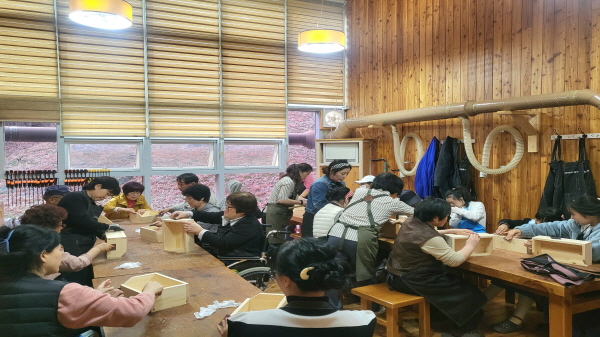 ﻿김해시복지재단 서부장애인종합복지관 '둘레문화학교-목공체험 나들이' 참여자들이 목공 체험을 하고 있다.
